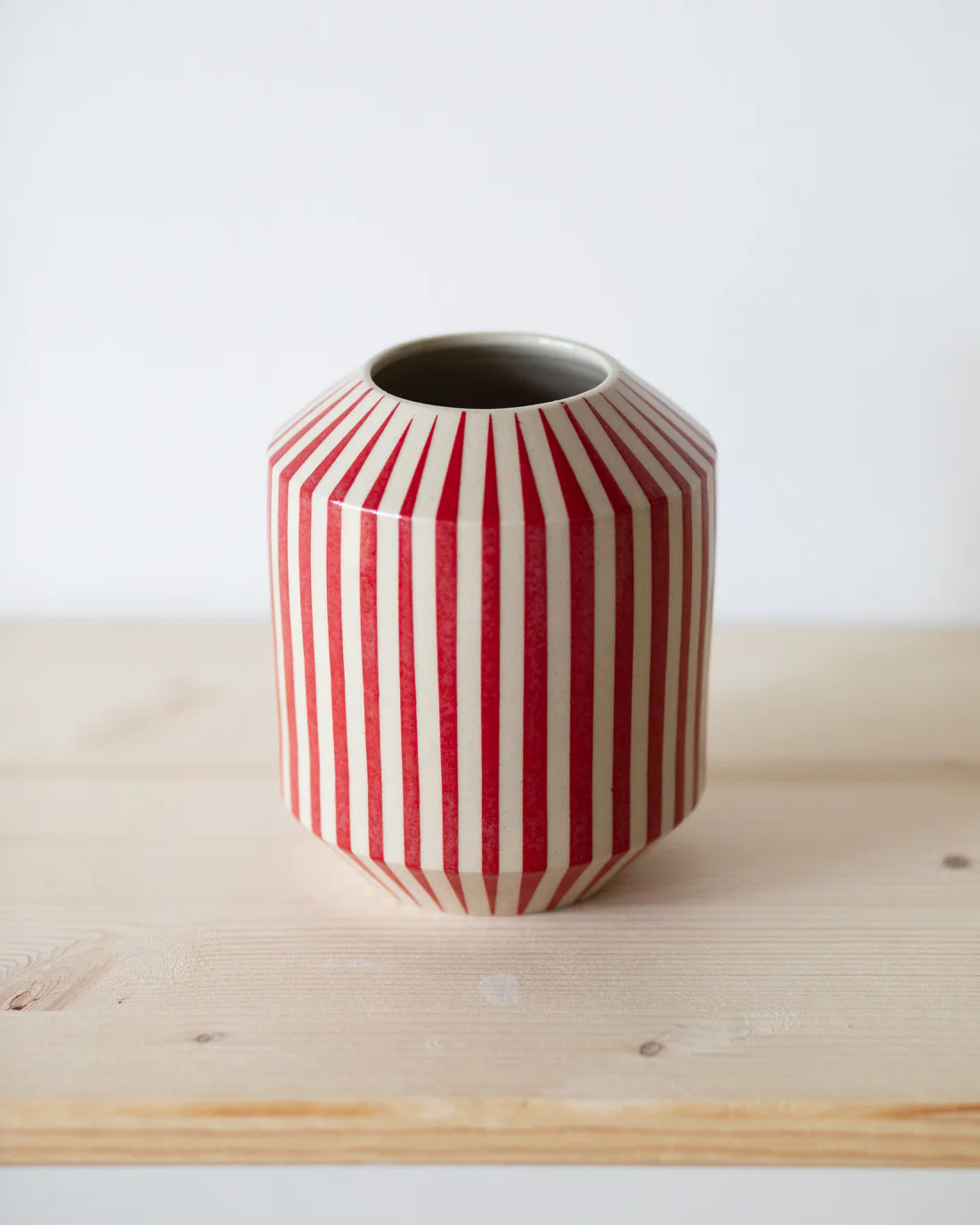 Handgemachte Keramikvase mit rot-weissen Längsstreifen, facettierte Form — Unikat aus dem Atelier Inochiceramic