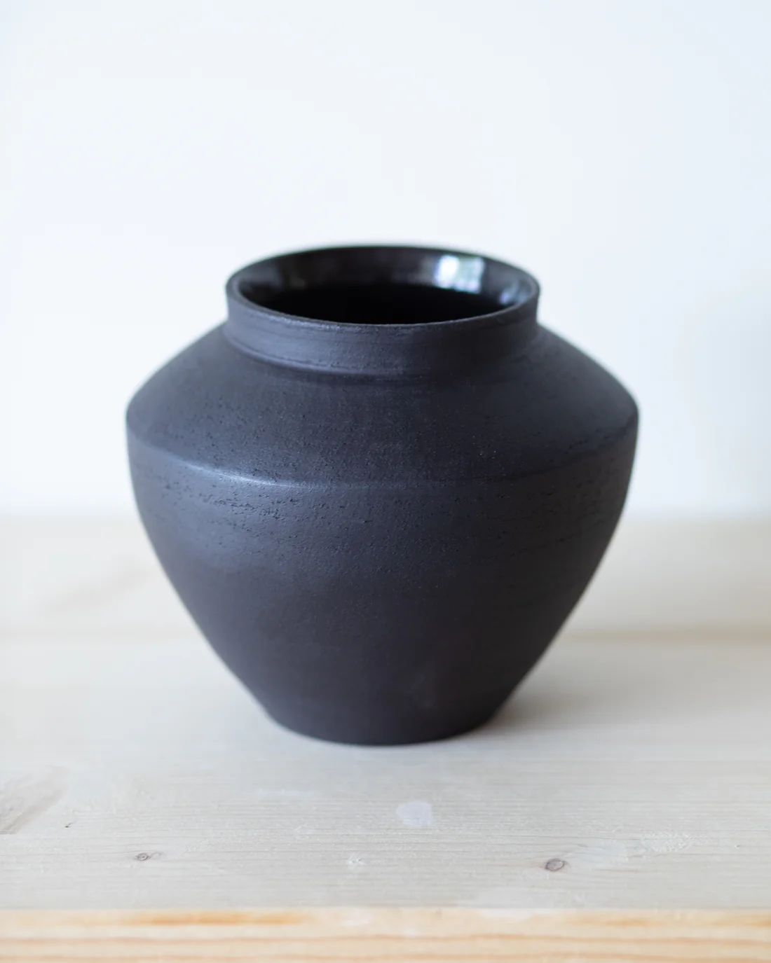 Bauchige Vase aus schwarzem Steinzeug, matt — handgemachte Keramik aus dem Aargau