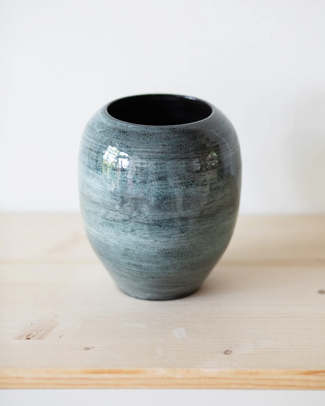 Bauchige Vase mit grün-grauer Reaktivglasur — handgemachte Keramik aus dem Atelier