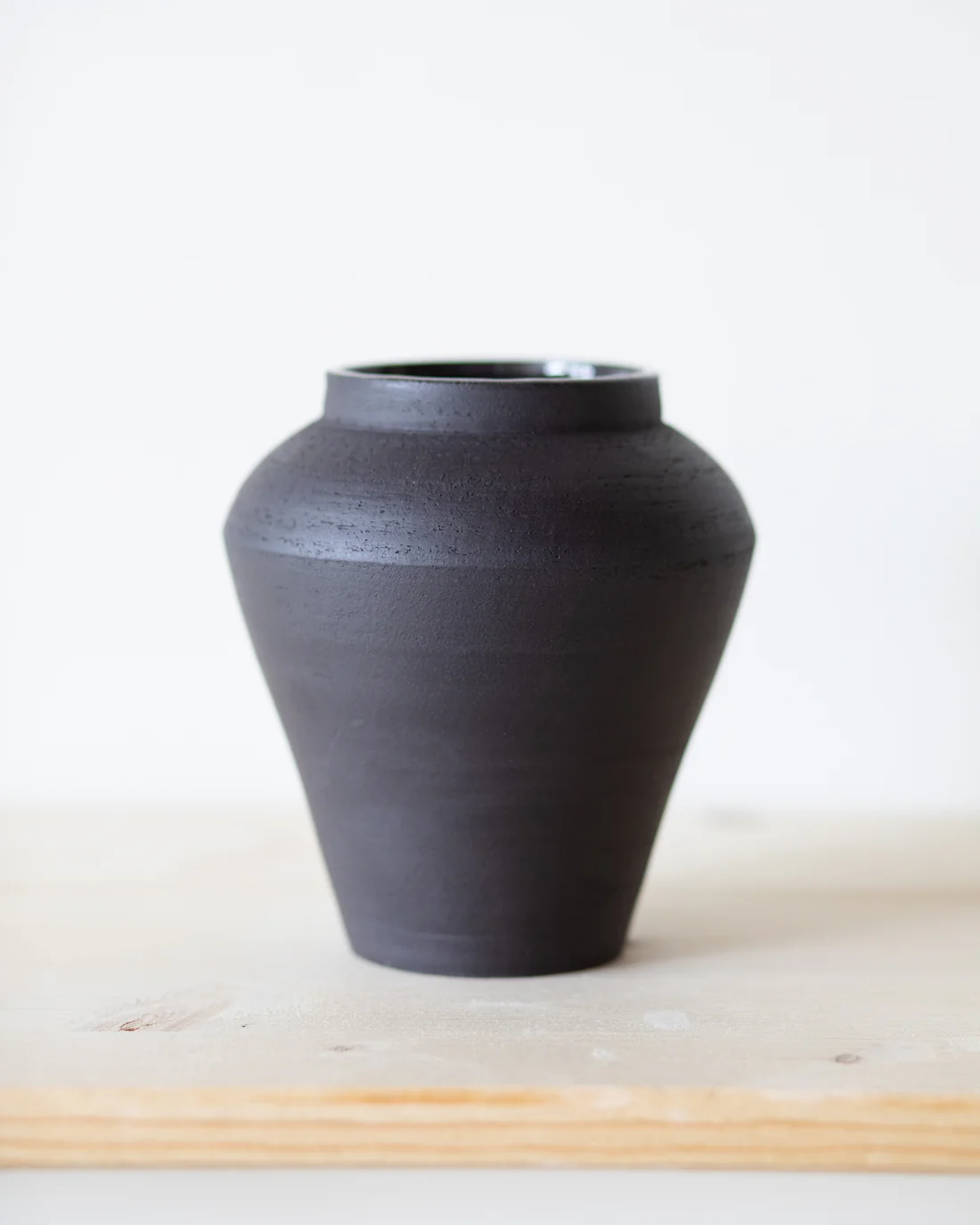 Amphorenförmige Vase aus schwarzem Steinzeug, matt — Keramik-Unikat