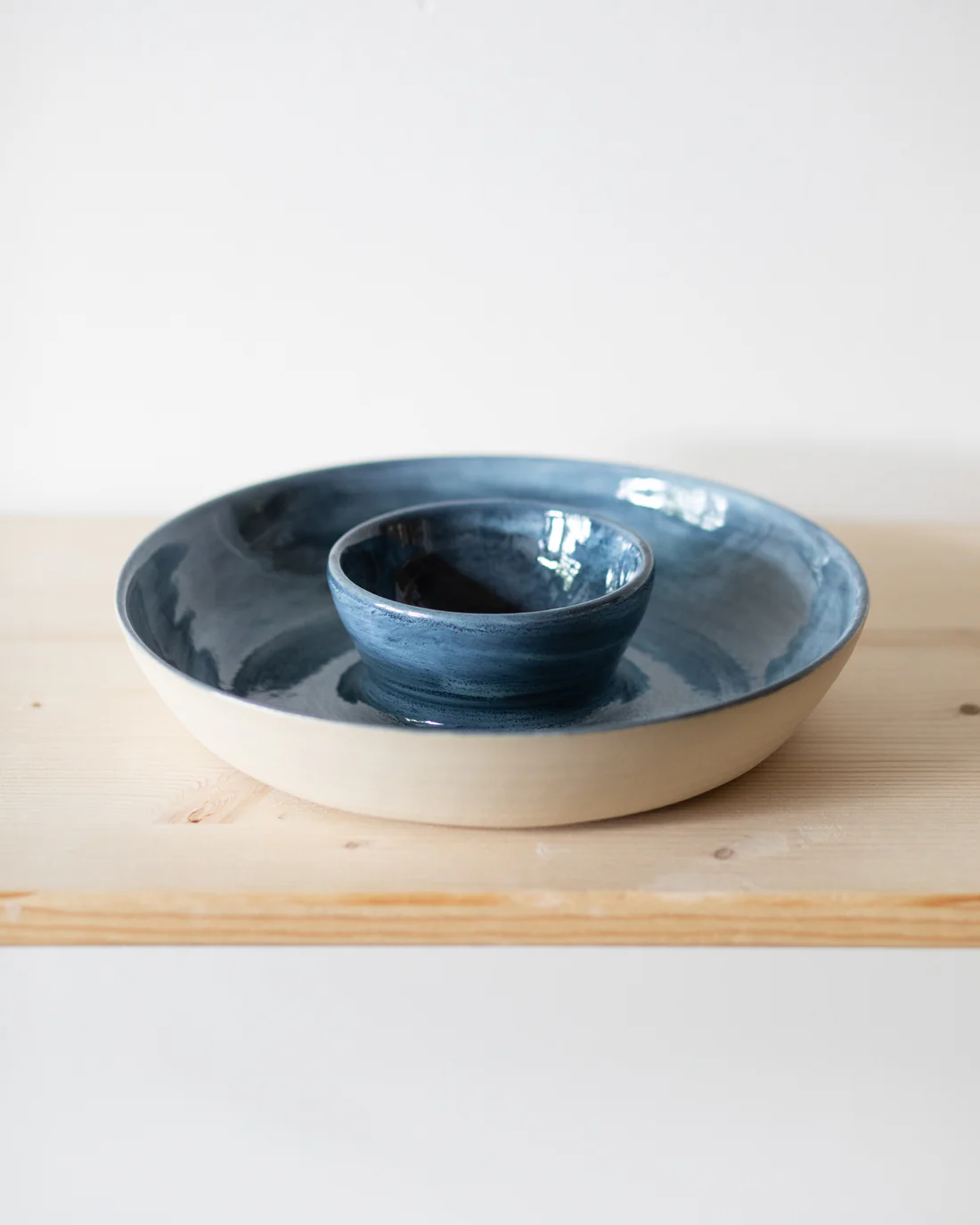 Zweiteilige Servierschale in Blau, grosse Schale mit kleiner Dip-Schale — handgemachte Keramik