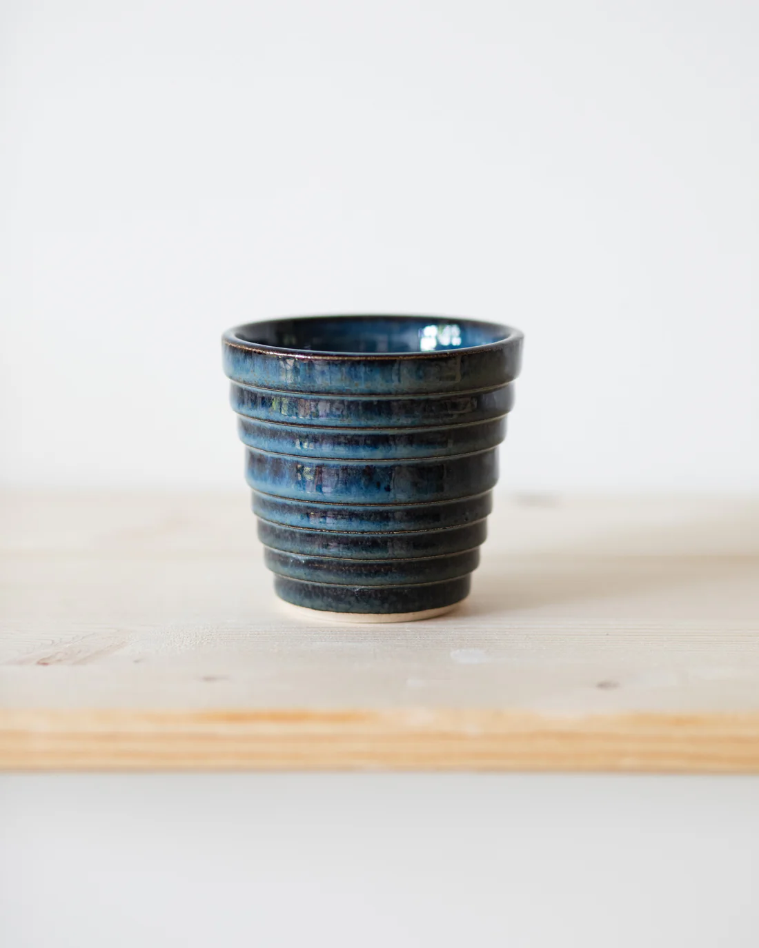 Geriffelter Becher mit reaktiver blauer Glasur — handgemachte Keramik