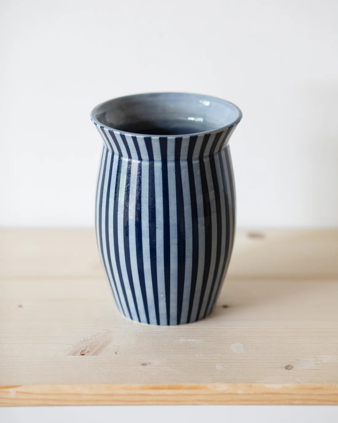 Bauchige Vase mit blau-weissen Längsstreifen — handgemachte Keramik aus dem Atelier Inochiceramic