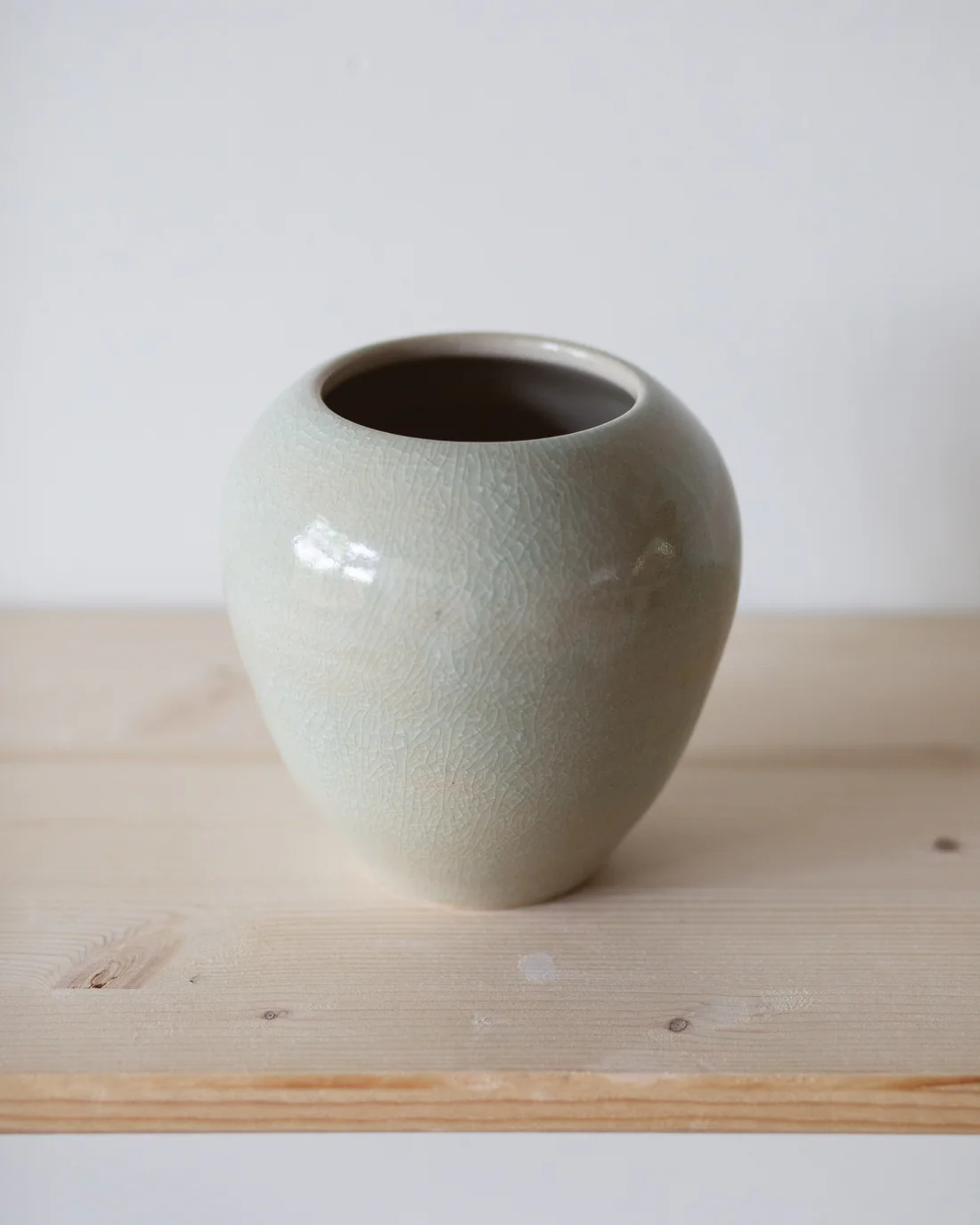 Rundbauchige Vase mit hellgrüner Craquelé-Glasur — Keramik-Unikat aus Steinzeug