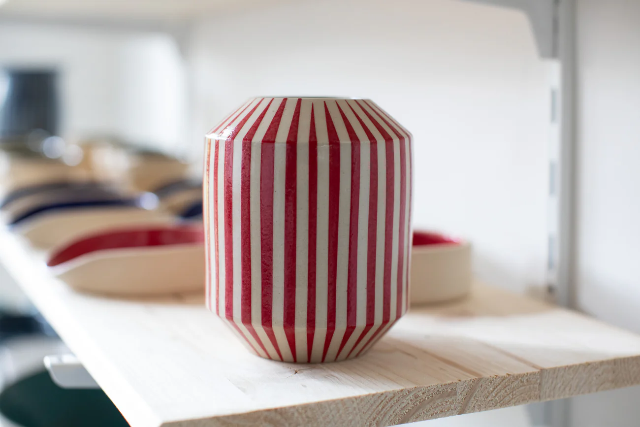 Facettierter Becher mit rot-weissen Längsstreifen — Keramik-Unikat aus dem Atelier Inochiceramic